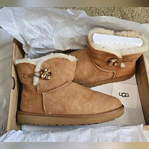UGG Mini Bailey Button Gem Short Boots Size 9 Chestnut